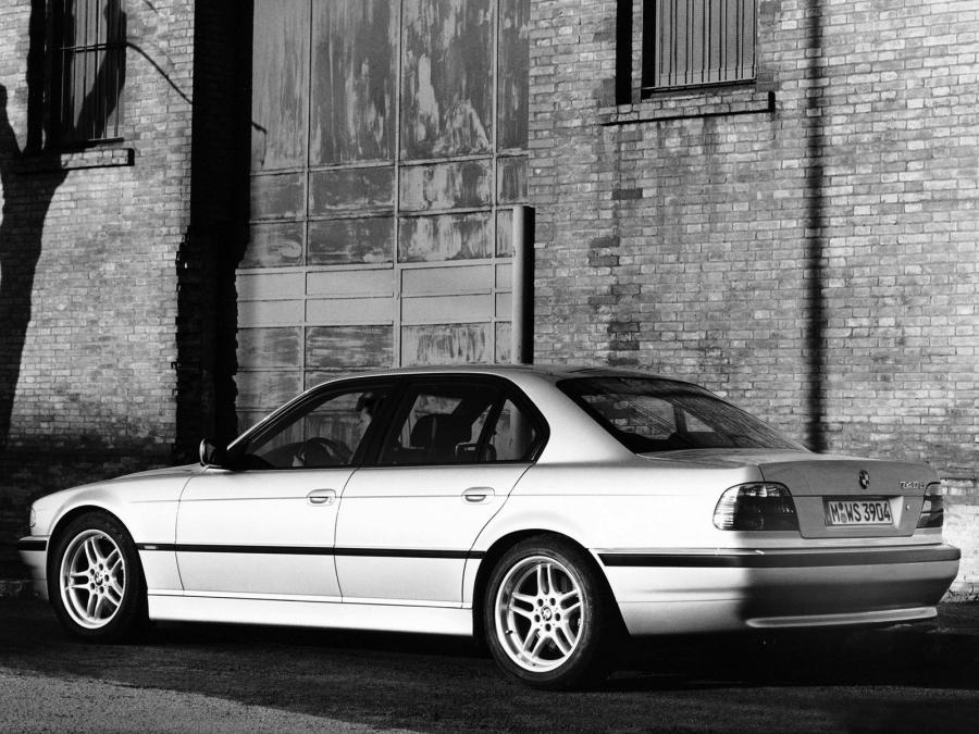  BMW 740d 1999 года  (фото 16 из 19)